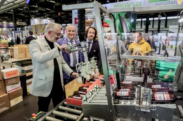 Retour sur l'édition de Vinitech 2024 avec cette photo de Michel, Rafael et Charles Velasco en train de présenter Dispo à Guillaume Bonnaud, photographe pour le Sud-Ouest.